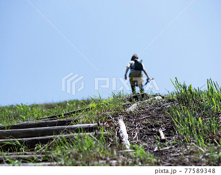 春のトレッキング　新緑の山を楽しむ山ガール 77589348