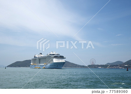 ニャチャンにて沖泊中の客船 77589360