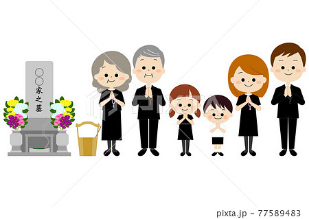 お墓参りをする喪服を着た家族 77589483