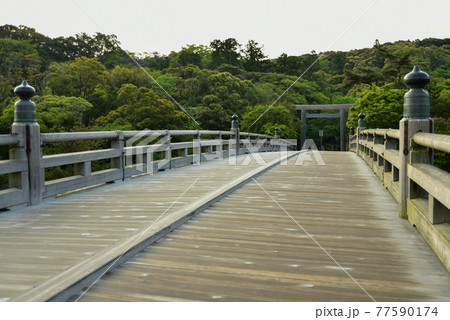 伊勢神宮の神秘的な風景 77590174