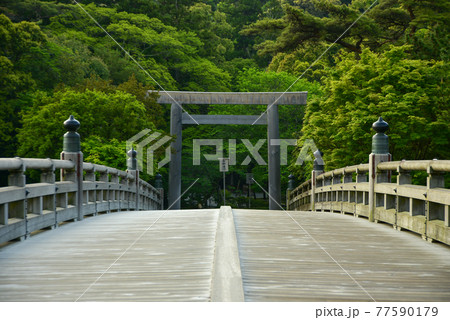 伊勢神宮の神秘的な風景 77590179