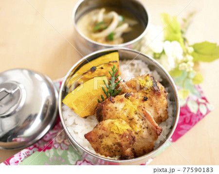 ダバに入ったグリーンカレーとグリルチキン 77590183
