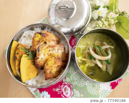 ダバに入ったグリーンカレーとグリルチキン ダバに入ったグリーンカレーとグリルチキン 77590186