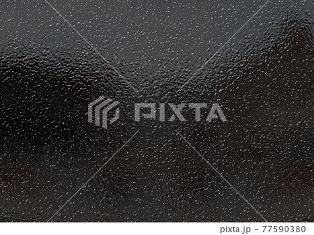 黒い水面に広がる波紋 黒い水面に広がる波紋 77590380
