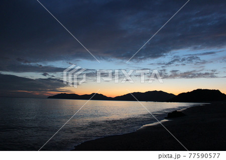 山口県光市虹ヶ浜 島田川 瀬戸内海に沈む太陽の光と七色のソラ ドローン空撮マジックアワーの美しい景色の写真素材