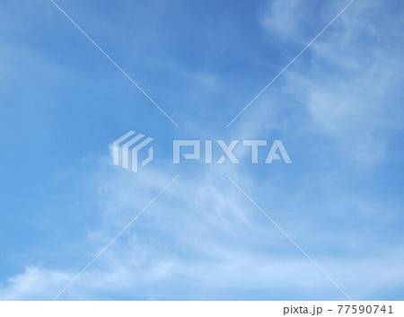 青い大空に浮かぶすじ雲たち③ 77590741