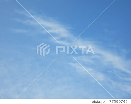 青い大空に浮かぶすじ雲たち雲④ 77590742