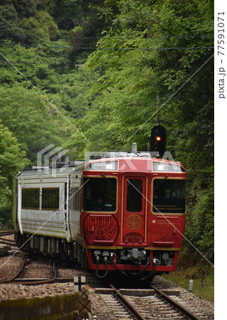 秘境駅に停車する四国まんなか千年ものがたり 77591071