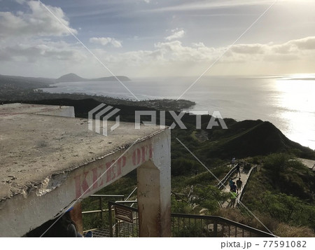 ダイアモンドヘッドの元米軍施設と海 77591082