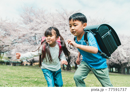 走り出す小学生 77591737