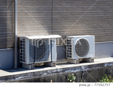 日除けの付いたエアコンの室外機 77592757
