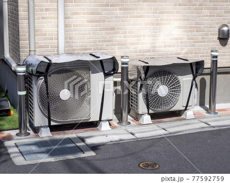 日除けの付いたエアコンの室外機 77592759