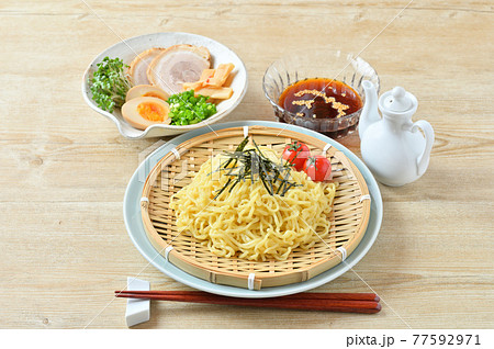 ざるラーメン、夏の冷たいざるラーメン（冷やし拉麺）。煮卵、チャーシュー、シナチクを添えて。和風だれ。 77592971