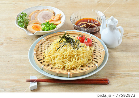 ざるラーメン、夏の冷たいざるラーメン(冷やし拉麺)。煮卵、チャーシュー、シナチクを添えて。和風だれ。 ざるラーメン、夏の冷たいざるラーメン(冷やし拉麺)。煮卵、チャーシュー、シナチクを添えて。和風だれ。 77592972