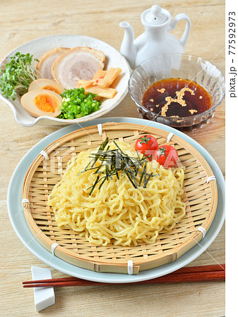 ざるラーメン、夏の冷たいざるラーメン（冷やし拉麺）。煮卵、チャーシュー、シナチクを添えて。和風だれ。 77592973