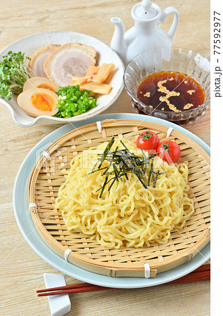 ざるラーメン、夏の冷たいざるラーメン(冷やし拉麺)。煮卵、チャーシュー、シナチクを添えて。和風だれ。 ざるラーメン、夏の冷たいざるラーメン(冷やし拉麺)。煮卵、チャーシュー、シナチクを添えて。和風だれ。 77592977