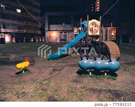 夜の暗い公園の遊具 77593215