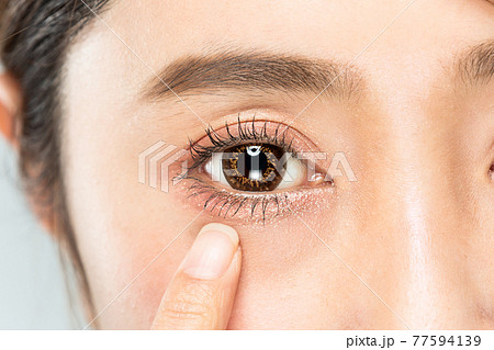 目のクローズアップ 目のクローズアップ 77594139