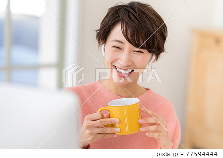 在宅でテレワークする若いビジネスウーマン 在宅でテレワークする若いビジネスウーマン 77594444