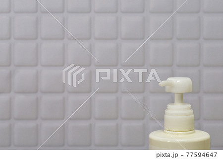 バスルームに置かれたシャンプーボトル バスルームに置かれたシャンプーボトル 77594647