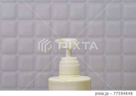 バスルームに置かれたシャンプーボトル バスルームに置かれたシャンプーボトル 77594648