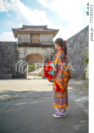 沖縄の門と琉装の女性 77595923