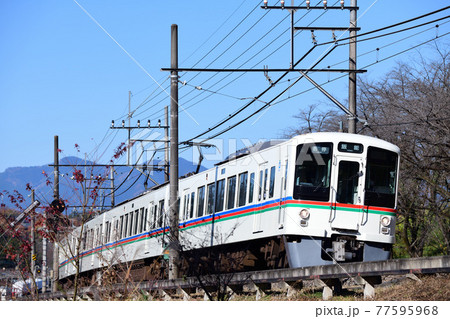 秩父の山を背景に走る西武鉄道4000系電車 秩父の山を背景に走る西武鉄道4000系電車 77595968
