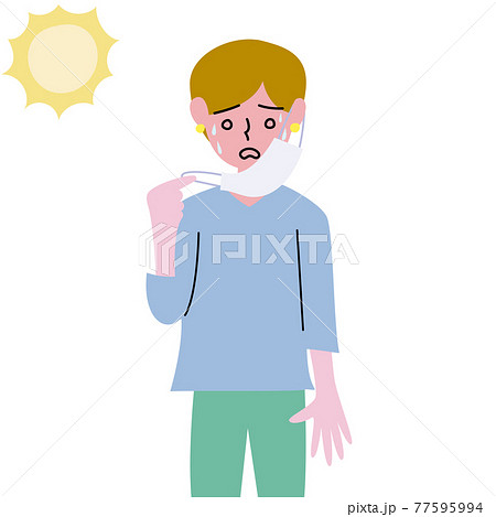 夏場マスクに熱がこもって息苦しく暑がる女性 77595994