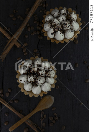 Cappuccino tart with cinnamon sticks and coffee beans on rustic wooden table Cappuccino tart with cinnamon sticks and coffee beans on rustic wooden table 77597118