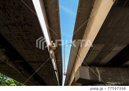 国道の高架橋 橋桁裏の塗装面 点検とチョークの書込み　b-1 77597398