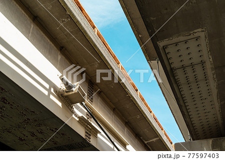 国道の高架橋 橋桁裏の塗装面 点検とチョークの書込み　d-2 明るめ 77597403