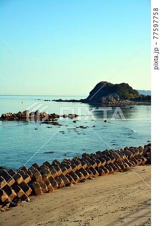 穏やかな鳴門海峡の美しい海辺 穏やかな鳴門海峡の美しい海辺 77597758