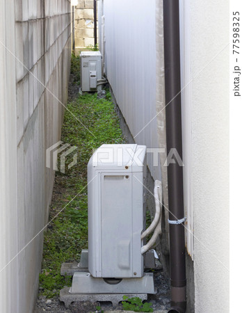 排気口に障害物があるエアコンの室外機 77598325