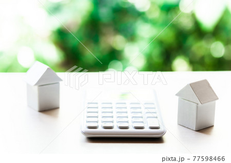 白い積み木の家と電卓 77598466