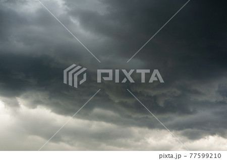 厚い雨雲 77599210