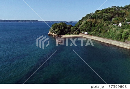 大海原沿いを走る松浦鉄道 77599608