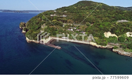 お山の麓の大海原沿いを走るローカル線 77599609