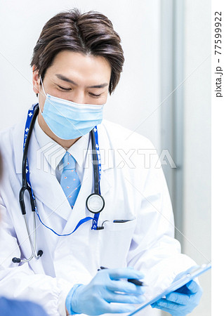コロナウイルスワクチン予防接種の問診をする医師 コロナウイルスワクチン予防接種の問診をする医師 77599922