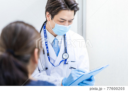 コロナウイルスワクチン予防接種の問診をする医師 コロナウイルスワクチン予防接種の問診をする医師 77600203