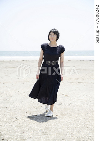 浜辺を歩く若い女性(神奈川県鎌倉市由比ガ浜) 浜辺を歩く若い女性(神奈川県鎌倉市由比ガ浜) 77600242