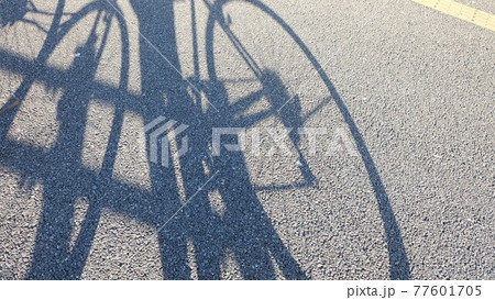 自転車の影 77601705