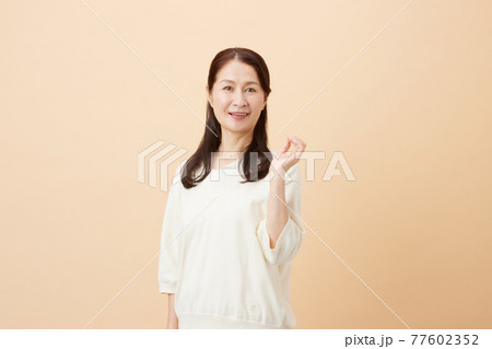 シニア女性 ポートレート シニア女性 ポートレート 77602352