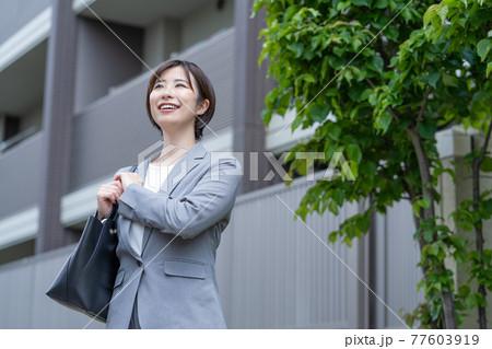 出勤する若い女性 77603919