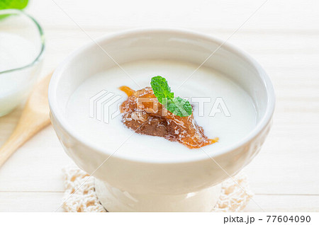 ヨーグルトにルバーブジャム ヨーグルトにルバーブジャム 77604090