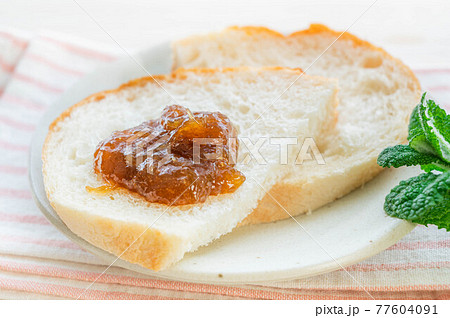パンに乗せたルバーブジャム 77604091