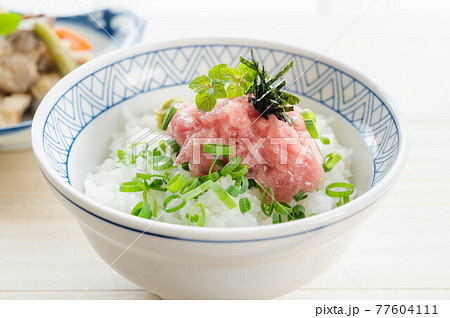 まぐろのネギトロ丼 77604111