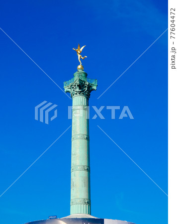 パリのバスティーユ広場、黄金に輝く自由の天使像が乗った革命