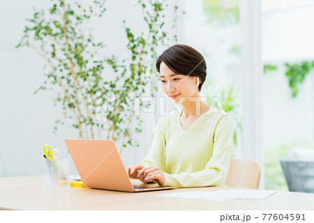 テレワークをするミドルの女性 77604591