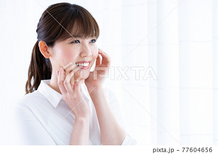 肌の潤いを実感する女性 肌の潤いを実感する女性 77604656