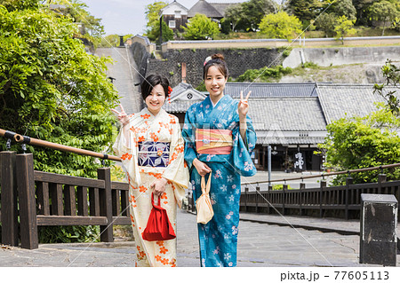 女子旅で酢屋の坂を背景に記念撮影をする着物姿の女性 【4月】 女子旅で酢屋の坂を背景に記念撮影をする着物姿の女性 【4月】 77605113